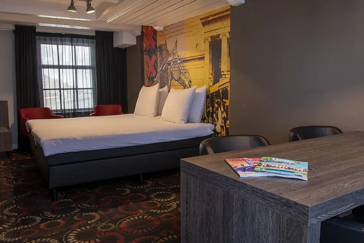 Studio with double bed and dining table
